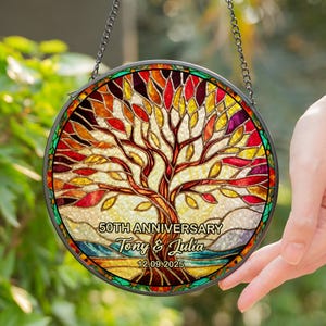 Personalisierte Baum des Lebens 50. Jubiläumsgeschenk, benutzerdefinierter Name Hochzeitstag Buntglas Suncatcher, Jubiläumsgeschenk für Eltern