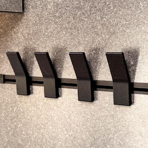 Wielofunkcyjne haki szynowe Hymer: Przechowywanie w kamperach – zestaw 4 haczyków na szynie