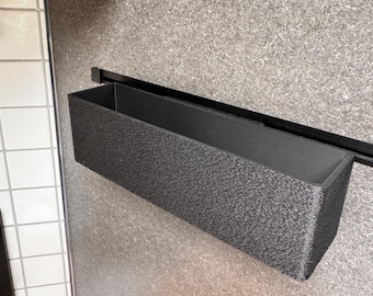 Vassoio di aggancio largo compatibile con il sistema di binari multifunzione Hymer. Finitura testurizzata.