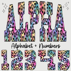 Puede incluir: Un gráfico digital que presenta la palabra ALPHA en letras grandes de bloque con un patrón de leopardo de colores arcoíris. Debajo aparece el texto Alphabet + Numbers, seguido de los dígitos 12345 en el mismo estilo de leopardo colorido.