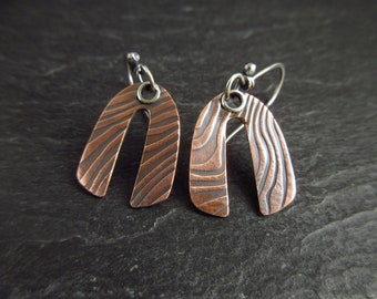 Copper earrings with embossed ripple pattern, arch shape metalwork jewelry for women, 7th wedding anniversary gift for wife, silver earwires