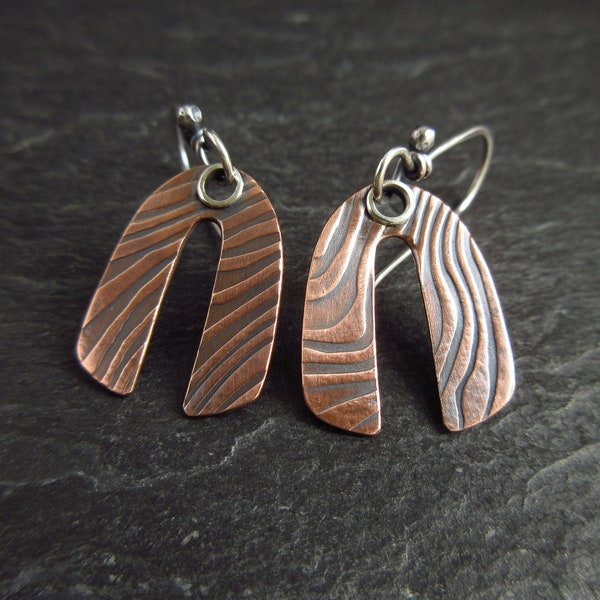 Copper earrings with embossed ripple pattern, arch shape metalwork jewelry for women, 7th wedding anniversary gift for wife, silver earwires