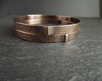 Dos brazaletes de bronce real con superficie estampada de flores, detalle de metal doblado, pulseras para mujer, regalo del 8.º 19.º aniversario de boda para esposa