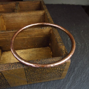 Hammered copper bangle for men, thick wire bracelet mens medium size, copper wedding anniversary for husband, unisex metalwork jewelry