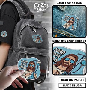 Puede incluir: Parches y pegatinas bordados con una imagen de dibujos animados de Jes&uacute;s con gafas de sol y un goteo intravenoso, con el texto "LORD HAVE MRSA". Los parches son para planchar y est&aacute;n hechos en los EE. UU.