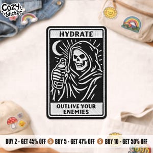 Peut inclure: Écusson brodé noir et blanc avec un motif de faucheuse tenant une bouteille d'eau. Le texte "HYDRATE" et "OUTLIVE YOUR ENEMIES" est inscrit. De forme rectangulaire avec une bordure blanche. Parfait pour les vestes, sacs, ou autres articles en tissu.