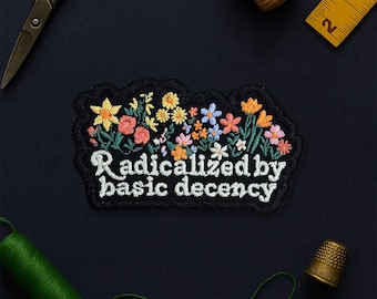 Radicalisé par écusson de décence basique, protestation florale libérale gauchiste démocratie droits de l'homme pour vêtements chapeaux sac à dos chemise sac jean cadeau