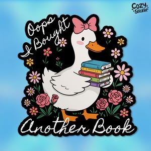 Peut inclure: Autocollant représentant une oie blanche avec un nœud rose, tenant des livres et entourée de fleurs. Le texte dit "Oops I Bought Another Book". L'autocollant a un fond bleu. Logo Cozy Sticker.