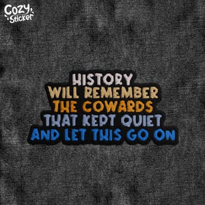 Peut inclure: Patch brodé noir et blanc avec le texte "HISTORY WILL REMEMBER THE COWARDS THAT KEPT QUIET AND LET THIS GO ON".