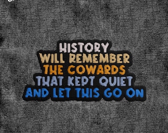 Puede incluir: Parche bordado en blanco y negro con el texto "HISTORY WILL REMEMBER THE COWARDS THAT KEPT QUIET AND LET THIS GO ON".