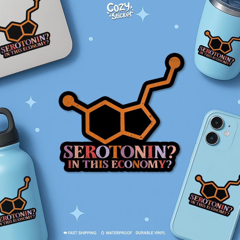 K&ouml;nnte beinhalten: Ein Aufkleber mit einem orange-schwarzen Serotonin-Molek&uuml;l-Design und dem Text "SEROTONIN? IN THIS ECONOMY?". Der Aufkleber ist auf einem Laptop, einer Wasserflasche, einem Becher und einer Handyh&uuml;lle vor blauem Hintergrund abgebildet.