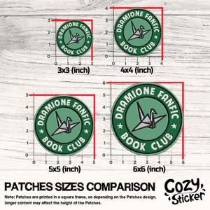Puede incluir: Comparaci&oacute;n de cuatro parches redondos bordados en verde y blanco con el texto "Dramione Fanfic Book Club" y un dise&ntilde;o de grulla. Los parches miden 7,6x7,6, 10,2x10,2, 12,7x12,7 y 15,2x15,2 cm. El logotipo de Cozy Sticker est&aacute; en la esquina inferior derecha.