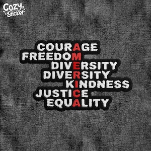 Peut inclure: Écusson brodé avec les mots COURAGE, FREEDOM, DIVERSITY, KINDNESS, JUSTICE et EQUALITY en fil blanc sur fond noir. Les lettres AGE, DOM, ERSITY, NESS, ICE et ALITY sont en rouge. L'écusson a une bordure blanche et les mots "Cozy Sticker" dans le coin supérieur gauche.
