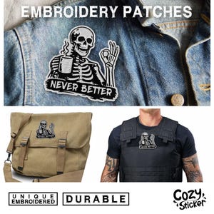 Puede incluir: Parches bordados con un dise&ntilde;o de esqueleto sosteniendo una taza de caf&eacute; y el texto "NEVER BETTER". Los parches se muestran en una chaqueta vaquera, un bolso mensajero y un chaleco t&aacute;ctico. Los parches se describen como &uacute;nicos y duraderos.
