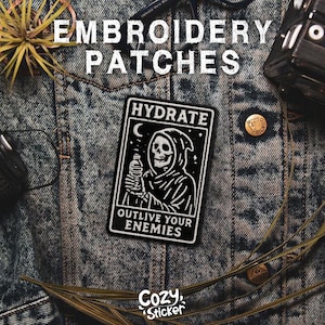 K&ouml;nnte beinhalten: Schwarz-wei&szlig;er gestickter Aufn&auml;her mit dem Text "HYDRATE" und "OUTLIVE YOUR ENEMIES". Der Aufn&auml;her zeigt eine Sensenmann-&auml;hnliche Figur, die eine Wasserflasche h&auml;lt. Das Wort "EMBROIDERY PATCHES" steht oben. Das Cozy Sticker-Logo befindet sich unten.