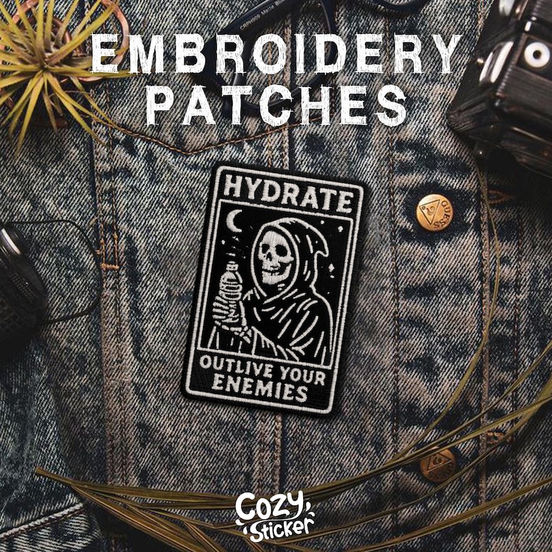 K&ouml;nnte beinhalten: Schwarz-wei&szlig;er gestickter Aufn&auml;her mit dem Text "HYDRATE" und "OUTLIVE YOUR ENEMIES". Der Aufn&auml;her zeigt eine Sensenmann-&auml;hnliche Figur, die eine Wasserflasche h&auml;lt. Das Wort "EMBROIDERY PATCHES" steht oben. Das Cozy Sticker-Logo befindet sich unten.