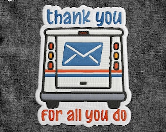 以下が含まれることがあります： 青と赤で「thank you for all you do」の文字が入った郵便トラックのデザインの刺繍パッチ。パッチは白い縁取りがあり、濃い灰色のデニムの背景に配置されています。 Cozy Stickerのロゴが左上にあります。
