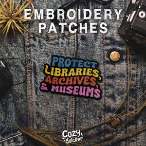 以下が含まれることがあります： デニムジャケットに「Protect Libraries, Archives, & Museums」という虹色のテキストが刺繍されたパッチ。パッチはCozy Sticker製です。