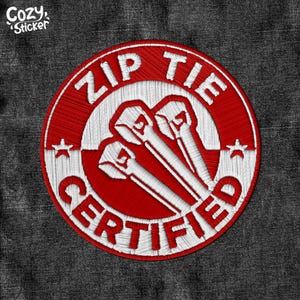 Peut inclure: Patch brodé rouge et blanc avec le texte "Zip Tie Certified" et trois attaches en plastique blanches au centre.