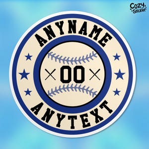 Peut inclure: Un autocollant de baseball blanc et bleu avec le texte "ANYNAME ANYTEXT" et le numéro "00" au centre.