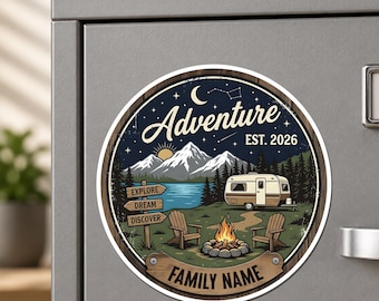 Imán personalizado con el nombre de la familia para acampar, decoración personalizada para campistas aventureros, regalo de viaje para amantes del camping al aire libre con temática de fogatas en la montaña.