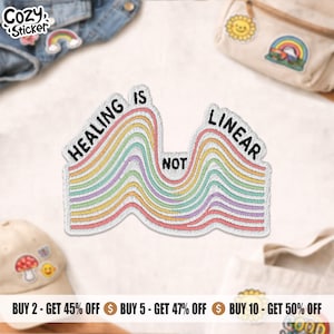 Peut inclure: Un écusson brodé blanc avec le texte "HEALING IS NOT LINEAR" en noir. Le patch présente un motif arc-en-ciel ondulé aux couleurs pastel. D'autres écussons et accessoires entourent le patch principal.