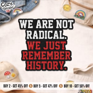 Peut inclure: Écusson brodé noir avec le texte "WE ARE NOT RADICAL. WE JUST REMEMBER HISTORY." en lettres blanches et rouges. L'écusson est entouré d'une bordure noire. Le logo Cozy Sticker est dans le coin supérieur gauche.