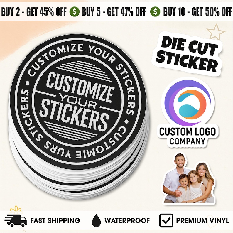 Pode incluir: Uma pilha de adesivos redondos em preto e branco com o texto "Customize Your Stickers". H&aacute; tamb&eacute;m um adesivo recortado e um logotipo para uma empresa de logotipo personalizado. A imagem indica que os adesivos s&atilde;o &agrave; prova d'&aacute;gua e de vinil premium.
