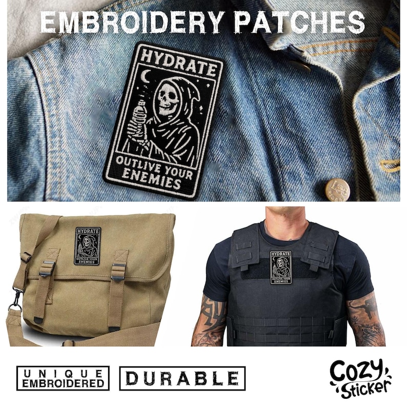 K&ouml;nnte beinhalten: Schwarz-wei&szlig;er, gestickter Aufn&auml;her mit einem Sensenmann-Design, der eine Flasche h&auml;lt, der Text lautet "HYDRATE OUTLIVE YOUR ENEMIES". Der Aufn&auml;her wird auf einer Jeansjacke, einer Messenger-Tasche und einer taktischen Weste gezeigt. Die W&ouml;rter "UNIQUE EMBROIDERED" und "DURABLE" sind ebenfalls sichtbar.