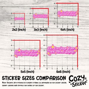 Puede incluir: Un cuadro comparativo de tama&ntilde;os de pegatinas, que van desde 5 cm x 5 cm hasta 15 cm x 15 cm. Cada pegatina muestra el texto "Do You Guys Ever Think About Dying?" en rosa con acentos de estrellas amarillas. El logotipo de Cozy Sticker es visible.