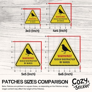 Pode incluir: Compara&ccedil;&atilde;o de quatro patches de aviso amarelos com uma silhueta de p&aacute;ssaro preto e o texto "WARNING! EASILY DISTRACTED BY BIRDS". Tamanhos: 7.6x7.6cm, 10.2x10.2cm, 12.7x12.7cm e 15.2x15.2cm. Logotipo Cozy Sticker.