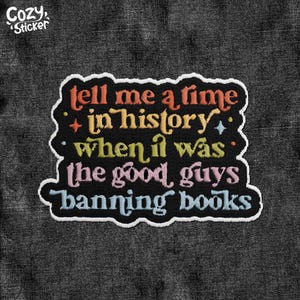 Peut inclure: Écusson brodé avec le texte "tell me a time in history when it was the good guys banning books" en plusieurs couleurs. L'écusson a une bordure blanche et un fond noir.