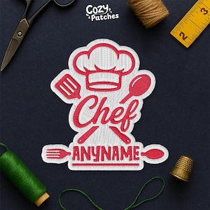 Peut inclure: Écusson brodé avec un chapeau de chef, le mot "Chef" en rouge et des ustensiles de cuisine. L'écusson comprend le texte "ANYNAME" en rouge. L'écusson est blanc avec des accents rouges et provient de Cozy Patches.
