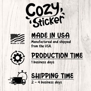 Pode incluir: Em um fundo branco, o texto "Cozy Sticker" est&aacute; escrito em preto. Abaixo, est&aacute; escrito "MADE IN USA" com um &iacute;cone da bandeira americana. Texto adicional indica os tempos de produ&ccedil;&atilde;o e envio.