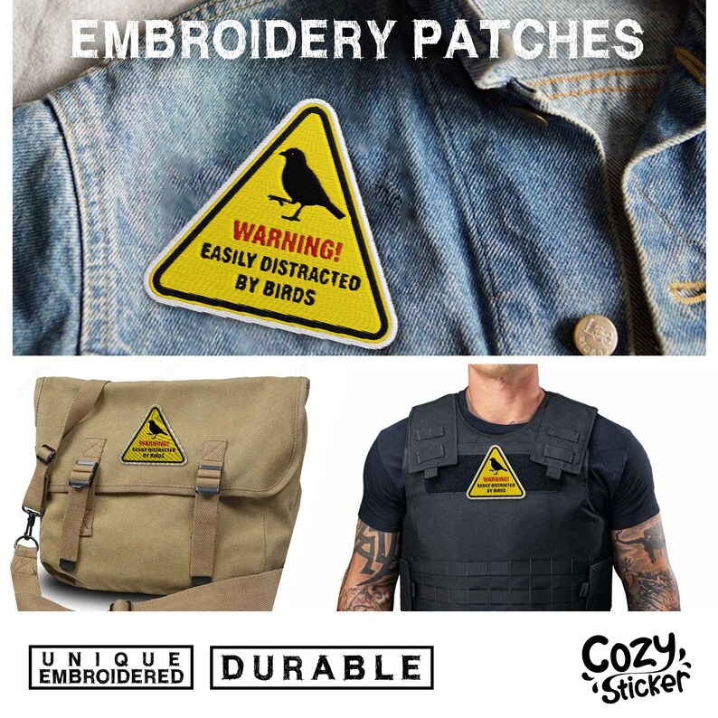 Pode incluir: Remendo triangular amarelo com uma silhueta de p&aacute;ssaro preto e o texto "WARNING! EASILY DISTRACTED BY BIRDS." O remendo &eacute; mostrado em uma jaqueta jeans, uma bolsa de lona e um colete preto. A imagem tamb&eacute;m inclui as palavras "UNIQUE EMBROIDERED" e "DURABLE."