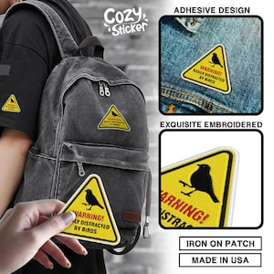 Pode incluir: Remendo triangular amarelo com uma silhueta de p&aacute;ssaro preto e o texto "WARNING! EASILY DISTRACTED BY BIRDS." O remendo &eacute; mostrado em uma mochila e uma camisa. O remendo &eacute; um design adesivo e &eacute; para passar a ferro. Feito nos EUA.