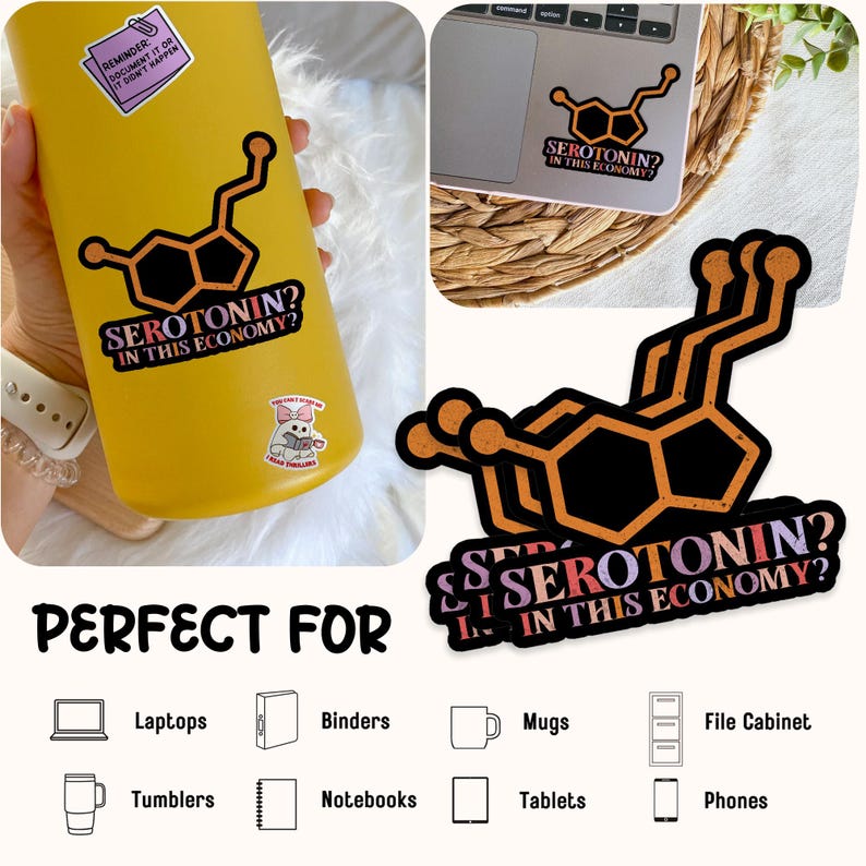 K&ouml;nnte beinhalten: Ein Aufkleber mit einem Design eines Serotonin-Molek&uuml;ls in Schwarz und Orange, mit dem Text "SEROTONIN? IN THIS ECONOMY?". Der Aufkleber wird auf einem gelben Becher und einem Laptop gezeigt. Das Bild zeigt auch, dass der Aufkleber f&uuml;r Laptops, Ordner, Tassen usw. geeignet ist.