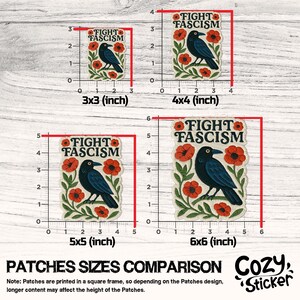 Puede incluir: Comparaci&oacute;n de tama&ntilde;os de parches, con un dise&ntilde;o de cuervo negro, flores rojas y el texto "FIGHT FASCISM". Los tama&ntilde;os var&iacute;an de 7,6x7,6 cm a 15,2x15,2 cm. Los parches est&aacute;n impresos en un marco cuadrado.