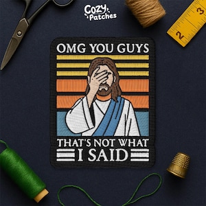 Puede incluir: Parche bordado con el texto "OMG YOU GUYS" y "THAT'S NOT WHAT I SAID" con una imagen de dibujos animados de Jesús con la mano en la cara. El parche tiene un diseño retro de puesta de sol con rayas naranjas, amarillas y azules.