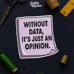 Peut inclure: Écusson brodé avec le texte "WITHOUT DATA, IT'S JUST AN OPINION" sur fond violet clair. Le patch a une bordure blanche et est entouré d'outils de couture, dont des ciseaux, du fil et un dé à coudre. Le patch est de Cozy Patches.