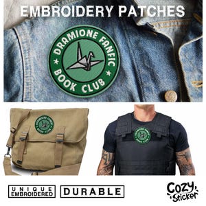 Puede incluir: Parches bordados verdes y blancos con el texto "Dramione Fanfic Book Club" y un dise&ntilde;o de grulla de papel. Los parches se muestran en una chaqueta vaquera, un bolso de lona y un chaleco negro. Tambi&eacute;n se muestran las palabras "Unique Embroidered" y "Durable".