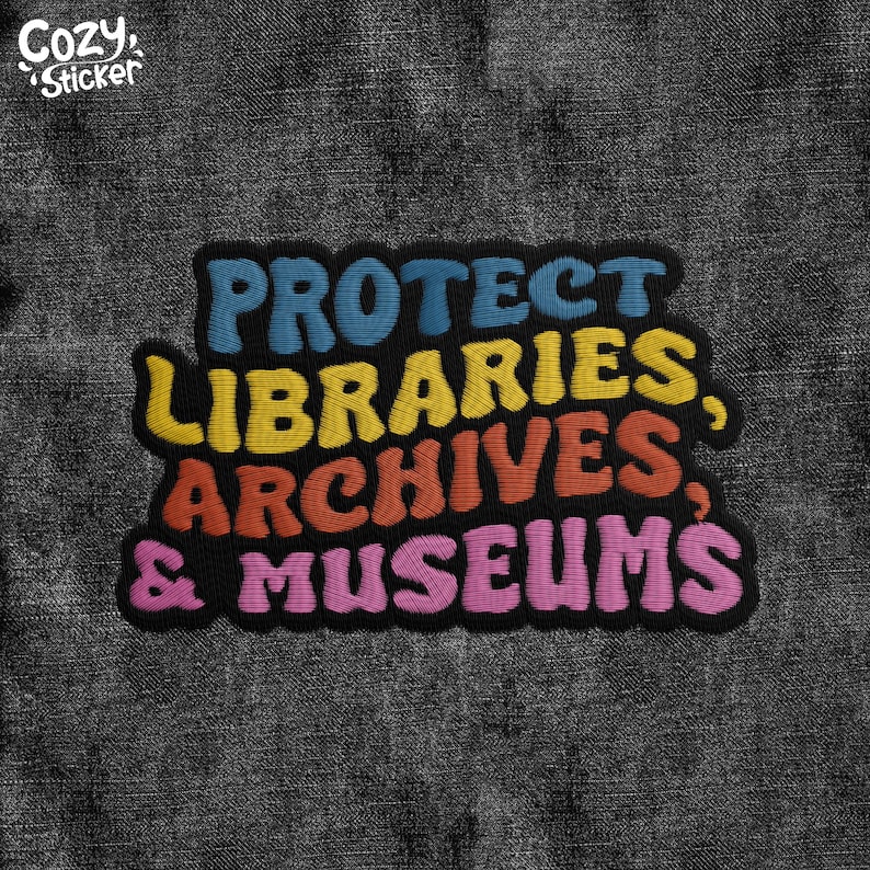 以下が含まれることがあります： 虹色の文字で「PROTECT LIBRARIES, ARCHIVES, & MUSEUMS」と書かれた黒と白の刺繍パッチ。レトロなバブルフォントで書かれています。