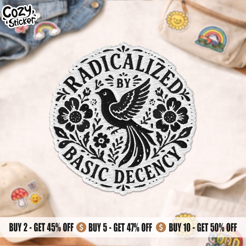 Puede incluir: Un parche redondo en blanco y negro con el texto "RADICALIZED BY BASIC DECENCY" que rodea una ilustraci&oacute;n de un p&aacute;jaro negro. El dise&ntilde;o incluye motivos florales y de hojas. Otros parches y accesorios son visibles en el fondo.