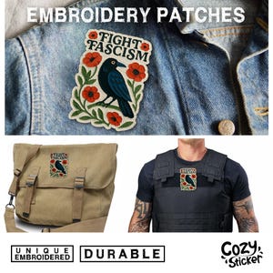 Puede incluir: Parches bordados con un cuervo negro, amapolas rojas y el texto "FIGHT FASCISM". Los parches se muestran en una chaqueta vaquera, un bolso de lona y un chaleco negro. Los parches se describen como &uacute;nicos y duraderos.