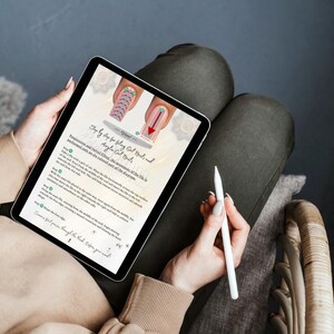 以下が含まれることがあります： ジェルネイルのファイルとシェーピングのステップバイステップガイドが表示されたデジタルタブレット。ガイドには、プロセスを説明するイラストとテキストが含まれています。