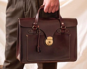 Maletín de cuero hecho a mano: bolso vintage para portátil con cerradura y compartimentos organizadores.