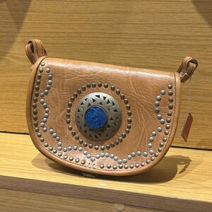 Sac à bandoulière en cuir marocain fait main - Petit sac à bandoulière avec clous en métal et accent de pierre bleue