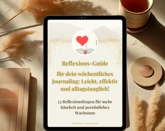 Può includere: Un tablet digitale che mostra una guida per la scrittura di un diario settimanale. La guida è intitolata "Reflexions-Guide" e presenta un'icona a forma di cuore rosso con un libro aperto. Il testo sul tablet recita "Reflexions-Guide für dein wöchentliches Journaling: Leicht, effektiv und alltagstauglich! 53 Reflexionsfragen für mehr Klarheit und persönliches Wachstum."