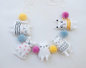 Filzkatze & Pom Pom Girlande: Gestickte Kinderzimmer Dekoration