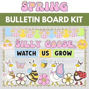 Könnte beinhalten: Ein Frühlings-Pinnwand-Kit mit dem Wort "SPRING" in rosa Blasenbuchstaben. Das Kit enthält dekorative Elemente wie ein Banner, eine lächelnde Sonne und Cartoon-Gänse. Der Text lautet "SILLY GOOSE. WATCH US GROW."